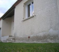 Fin de pr&eacute;paration avant la pose de l' enduit, les appuis de fen&ecirc;tres sont pos&eacute;s et les volets se sont envol&eacute;s!