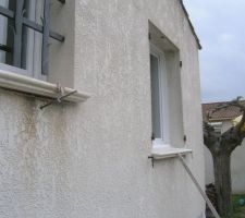 Pose et callage des appuis de fen&ecirc;tres.
(en pierre de l' uz&egrave;ge)