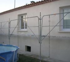 Parexlanko G 20 pos&eacute;! mais pas sec, environ 45 jours de s&eacute;chage, la couleur blanc cass&eacute; n'est pas encore au rendez-vous. Les mod&eacute;natures (encadrements) viendront par la suite.