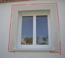 Les premiers encadrements en relief pos&eacute;s; ces derniers seront en parexlanko, r&eacute;f&eacute;rence G 00; en contraste avec la fa&ccedil;ade qui est en G20 PAREX.