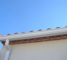 Pose des gouttières blanches en alu sur mesure.