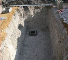 Pose du regard de pompage pour le futur nettoyage de la fosse