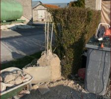 Démolition de l'ancien poteau du portail pour agrandir l'entrée pour la toupie