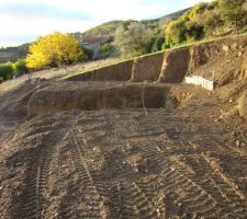 Au fond terrasse habitation, au milieu le trou du garage sur lequel l'habitation se poursuit
la ficelle c'est pour l'aplmob de la fondztion du bas...