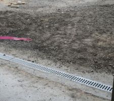 Pose des caniveaux devant garage