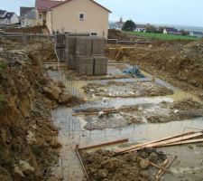 Voici ce qui arrive a un terrassement lorsqu'il pleut un peu et que l'argile impermeable a partir de 50cm du haut ne laisse rien passer et fait gonfler la terre......
des eboulements.....

imaginez maintenant la meme chose avec la terre sous la dalle du sous sol et sous la maison.......ca doit faire pas mal de degats.....