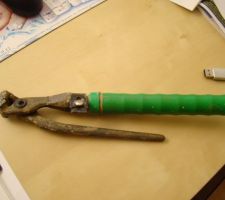 Ma jolie pince a ligaturer encore une fois foutue.....

ca marche tres bien sinon......mis a part les casses......
cette fois ci c'est le ressort de maintient en fermeture de la pince qui a cassé...-