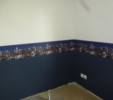 La chambre de notre ainé. Il a choisi lui même les couleurs et la frise
