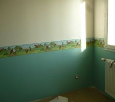 La chambre de notre n°3, passionnée par les chevaux. J'adore cette chambre. Le seul inconvénient, ce sont les tuyaux d'arrivée d'eau dans le placards. Mais il y a pire