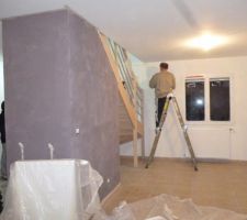 La première couche de peinture à effet est mise sur les petits murs (Magic'soie glycine), on est en train de protéger pour commencer le mur du fond (qui va de la porte d'entrée de l'autre côté de l'escalier, à l'angle qu'on aperçoit à droite, et qui sera également en Magic'soie)