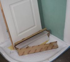 Salle d'eau en bas - plinthes tekne blanco (saloni) et bac de douche