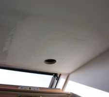 Trou suite oublie alim store VELUX à boucher