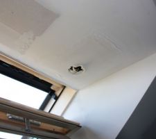 Trou suite oublie alim store VELUX à boucher