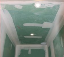 Spot à aligner dans douche parents
