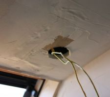Trou suite oublie alim store VELUX à boucher