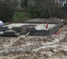 &eacute;l&eacute;vation des murs du garage - l'atelier est situ&eacute; derri&egrave;re le garage
