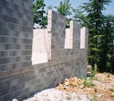 Photos prise pendant la construction, on voit que des ferrailles en attentes ont &eacute;t&eacute; pr&eacute;vues servant ainsi de chainage pour les piliers de chaque bloc porte fenetres en prefabriqu&eacute;