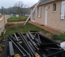 Le début du chantier, les ouvriers passe directement par la toiture pour accéder aux combles. Le matin ils enlèvent une dizaine tuiles et en fin de journée les replacent.