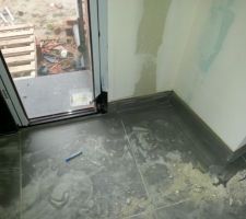 Finition carrelage porte entr&eacute;e