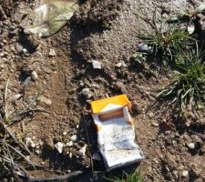 Paquet de clopes, peaux de mandarines ouvriers du chantier voisin - blandino mazzilli