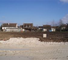 Notre acc&egrave;s depuis la route avec 5 m&egrave;tres de d&eacute;gagement depuis la rue   5 m&egrave;tres de place de midi en priv&eacute;e