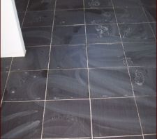 Carrelage de la salle de bain juste posé donc très sale et sans joint. J'en remet une dès que c'est propre et fini !!! Il est gris/noir avec des rainures à l'intérieur