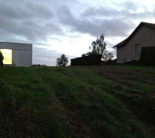 Vue du terrain tout juste nettoy&eacute;e depuis la rue.