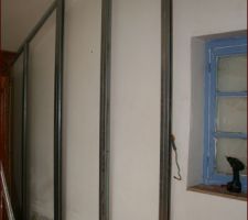 Montage de la contre cloison pour redresser le mur
