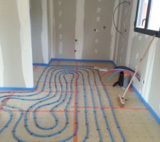 Les cables du plancher chauffant en cours de pose