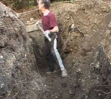 Quand j'ai vu les devis de terrassiers, (entre 2000 et 3500?...!) pour continuer de creuser sur 10m et jusqu'à 2m de profondeur, une tranchée commencée "à l'amiable" mais arrêtée à 70cm...je me suis souvenu que j'avais encore deux bras et une pelle...