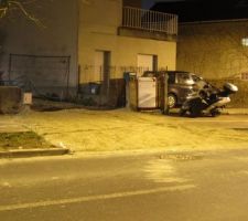 Et voilà une protection de trottoir : du géotexile recouvert d'un mélange de graviers, sables et terre, moins dur que du béton coulé.