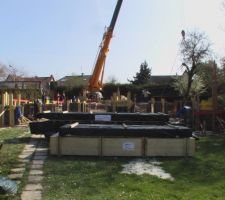 Arrivée du camion, depose du bois avec la grue.
