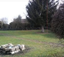 Avant, en rouge la place de la future maison.
il a fallut abattre le sapin...