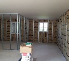 Le plaquiste a install&eacute; la structure m&eacute;tallique sur laquelle il va fixer les cloisons !