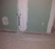 Salle de bain arriv&eacute;e eau et evacuation vasque