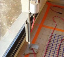 Niveau a eau pour r&eacute;gler la hauteur des piges pour la chape fluide