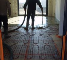 Coulage de la chape fluide base ciment