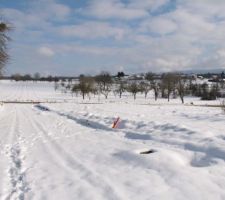 Vue du terrain depuis le chemin d'acc&egrave;s