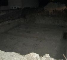 Et voilà après 36h de terrassement, c'est prêt à recevoir le béton des fondations. Dommage pour l'obscurité, c'est moins visuel.