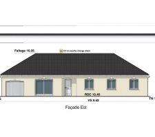 Voici la façade de notre maison. Maison droite et simple d'une superficie de 130 m² plus un garage de 18 m².