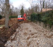 Mise en place du chemin de cailloux pour le passage des camions