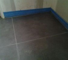 Carreleur incomp&eacute;tents sur du carrelage de grande taille, rectifi&eacute;. Un massacre : ca monte, &ccedil;a descend, les joins larges d'un c&ocirc;t&eacute; puis fin de l'autre!