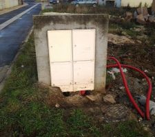 Encore des d&eacute;gats: cette fois c'est le terrassier qui a per&ccedil;&eacute; deux trous sur notre muret : inutils!!!