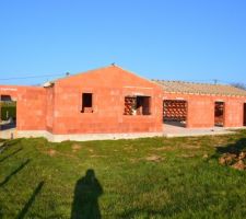 Vue arrière.Reste la charpente traditionnelle à effectuer sur le garage.