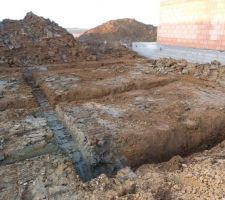 Fondation d'1 m&egrave;tre de profondeur !! a cause de la qualit&eacute; du sol..