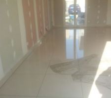 Carrelage du bas apr&egrave;s jointement et en cours de nettoyage