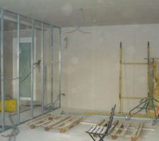 Cloisonnement du RDC (1 chambre-bureau). Vue sur le futur coin canapé salon !!