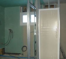 Cloisonnement de la partie "entrée" du RDC: Vue sur la salle d'eau de 4m2 et la porte du WC