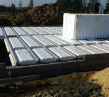 Vide sanitaire mont&eacute;, place a l isolation de la dalle. Mise en place de l isolation et des hourdis..plus que mise en place des &eacute;vacuations et treillis soudes...