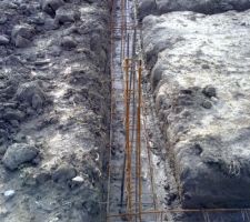 Pas d'équerre ( ou U ) dans les angles et fouille remplie de boue mais ils ont quand meme coulé les fondations